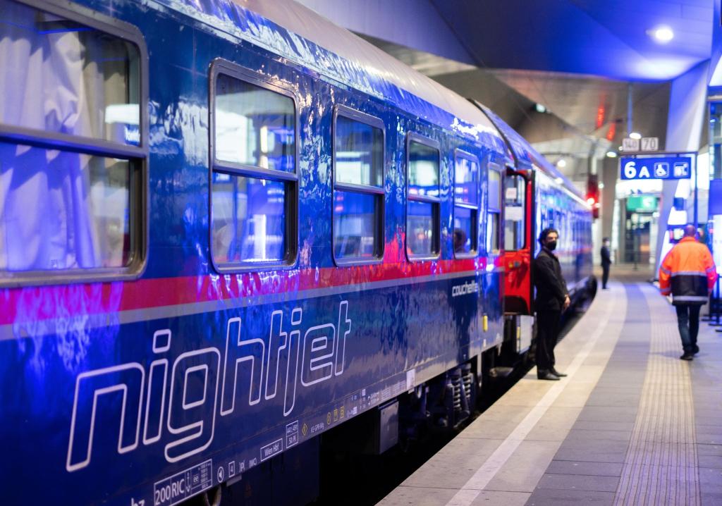 Nightjet-Zug am Wiener Hauptbahnhof. - Foto: Georg Hochmuth/APA/dpa