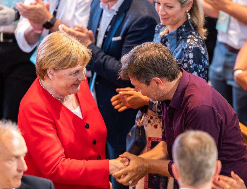 Robert Habeck mag den feinen Spott von Angela Merkel. - Foto: Robert Michael/dpa-Zentralbild/dpa