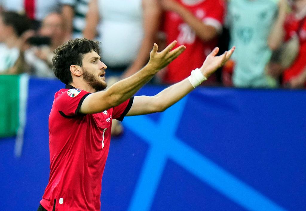 Georgiens Chwischa Kwaratschelia bejubelt das überraschende 1:0 gegen Portugal. - Foto: Alessandra Tarantino/AP