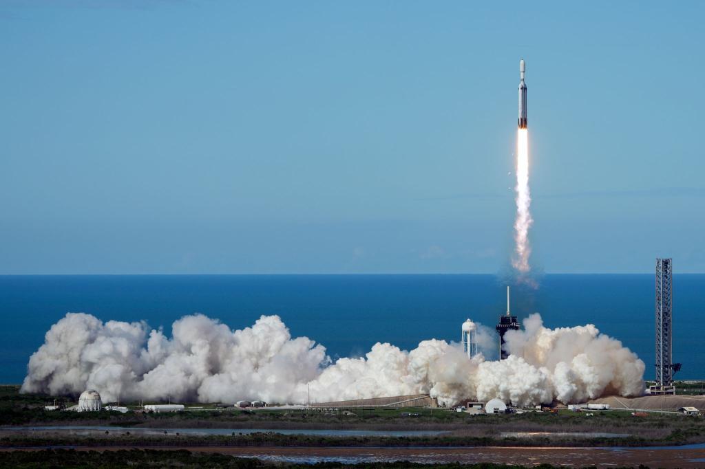 Eine SpaceX-Rakete hebt von der Rampe 39A des Kennedy Space Center in Cape Canaveral ab. - Foto: John Raoux/AP