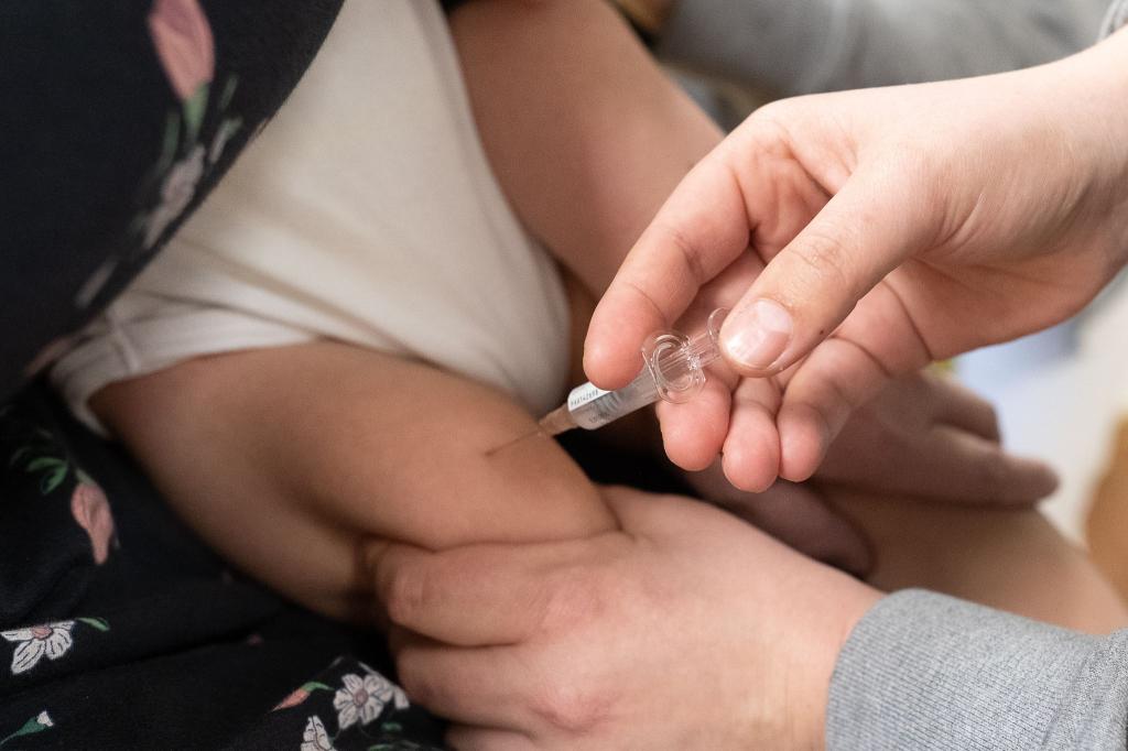 Die Stiko empfiehlt für Neugeborene die RSV-Impfung. - Foto: Swen Pförtner/dpa