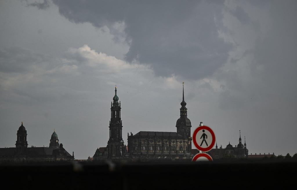 Gewitter beenden vielerorts den sonnigen Tag, wie hier über der Altstadt von Dresden. - Foto: Robert Michael/dpa