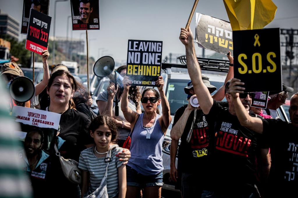 Immer wieder gehen Menschen in Tel Aviv auf die Straße, um für die Freilassung der von der Hamas im Gazastreifen festgehaltenen Geiseln zu demonstrieren. - Foto: Eyal Warshavsky/SOPA Images via ZUMA Press Wire/dpa