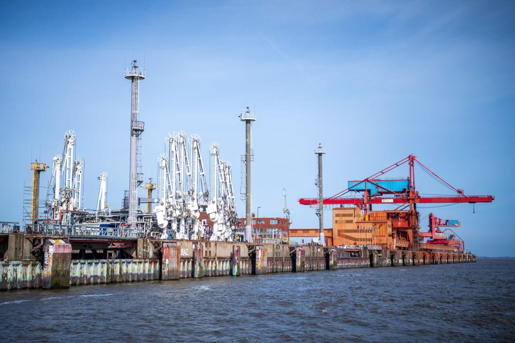 Der Industriehafen Stade wird für das geplante Import-Terminal für Flüssigerdgas erweitert. - Foto: Sina Schuldt/dpa
