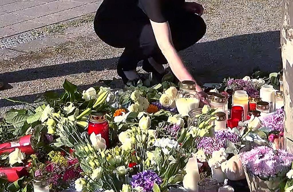 Menschen trauern nach dem tödlichen Angriff in Bad Oeynhausen. - Foto: Sandra Knauthe/TNN/dpa