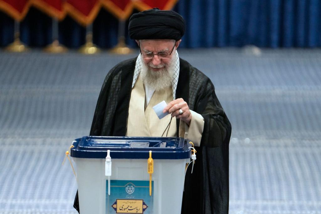 Irans Religionsführer Ajatollah Ali Chamenei gibt bei der Eröffnung der Präsidentenwahl seinen Stimmzettel ab. - Foto: Vahid Salemi/AP