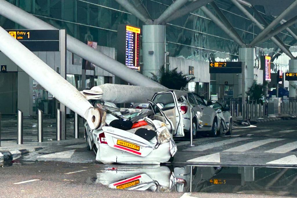 Autos sind durch den Einsturz einer Überdachung des Abflugterminals des Flughafens Indira Gandhi in Neu-Delhi beschädigt worden. - Foto: Uncredited/AP
