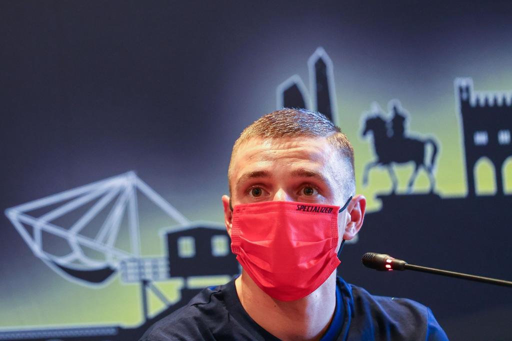 Der Belgier Remco Evenepoel saß bei der Pressekonferenz mit einer Maske. - Foto: David Pintens/Belga/dpa