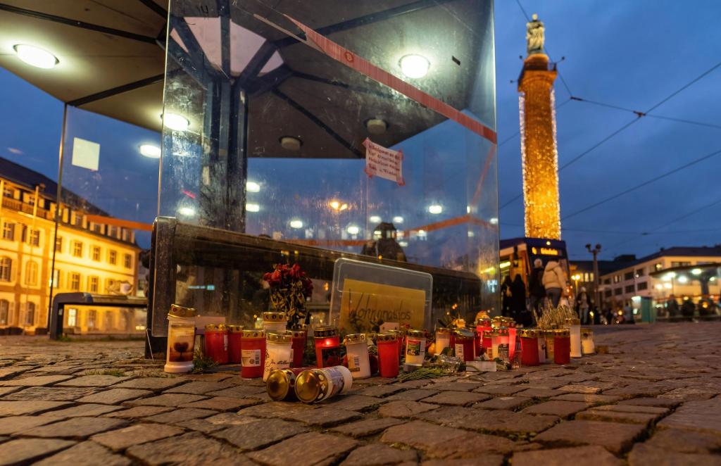 Kerzen und Blumen im November 2023 in Darmstadt zur Erinnerung an einen Obdachlosen, der dort wenige Tage zuvor getötet worden war. - Foto: Marc Wickel/dpa