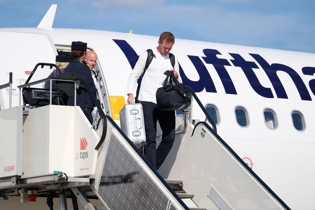 Bundestrainer Julian Nagelsmann steigt aus der Maschine mit der deutschen Mannschaft. - Foto: Bernd Thissen/dpa