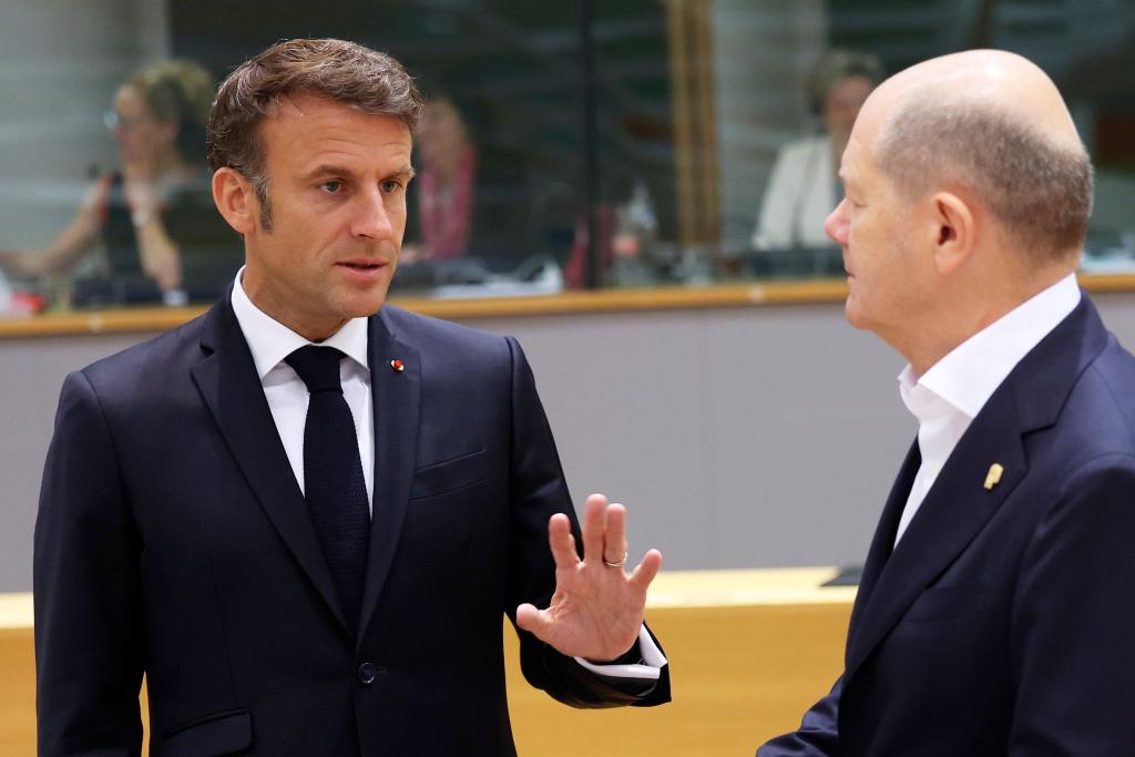 Emmanuel Macron (l), Präsident von Frankreich, spricht mit Bundeskanzler Olaf Scholz. - Foto: Geert Vanden Wijngaert/AP/dpa