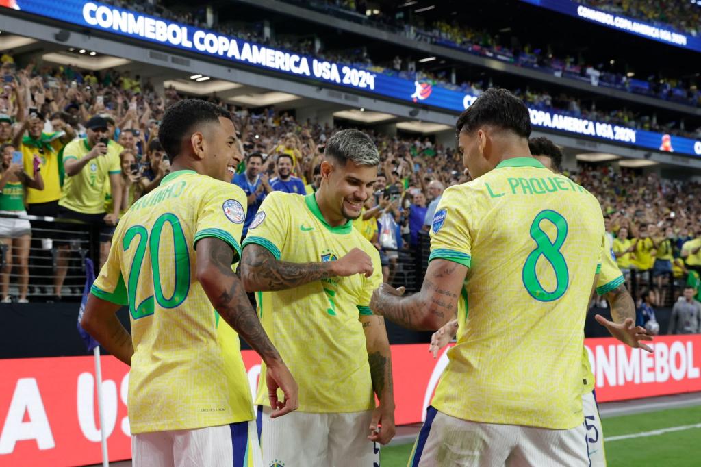 Der brasilianische Nationalspieler Lucas Paqueta (r) feiert mit seinen Mannschaftskameraden. - Foto: L.E. Baskow/AP/dpa