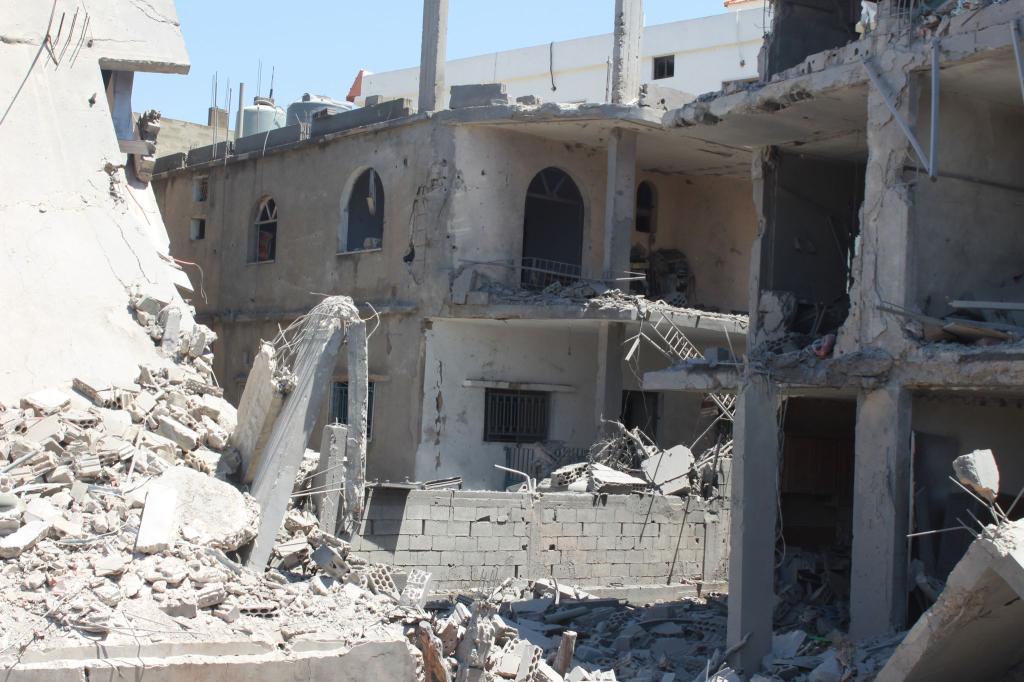 Gebäude in Chiyam (Libanon), die durch einen israelischen Luftangriff zerstört wurden. - Foto: Taher Abu Hamdan/XinHua/dpa