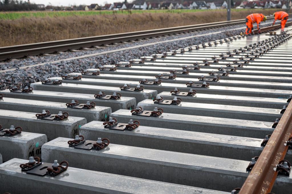 Die anstehende Generalsanierung der Bahn fordert Milliardeninvestitionen. - Foto: Daniel Vogl/dpa