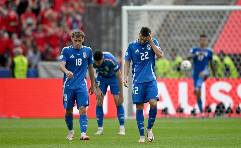 Die Italiener spielten schwach und schieden aus. - Foto: Robert Michael/dpa