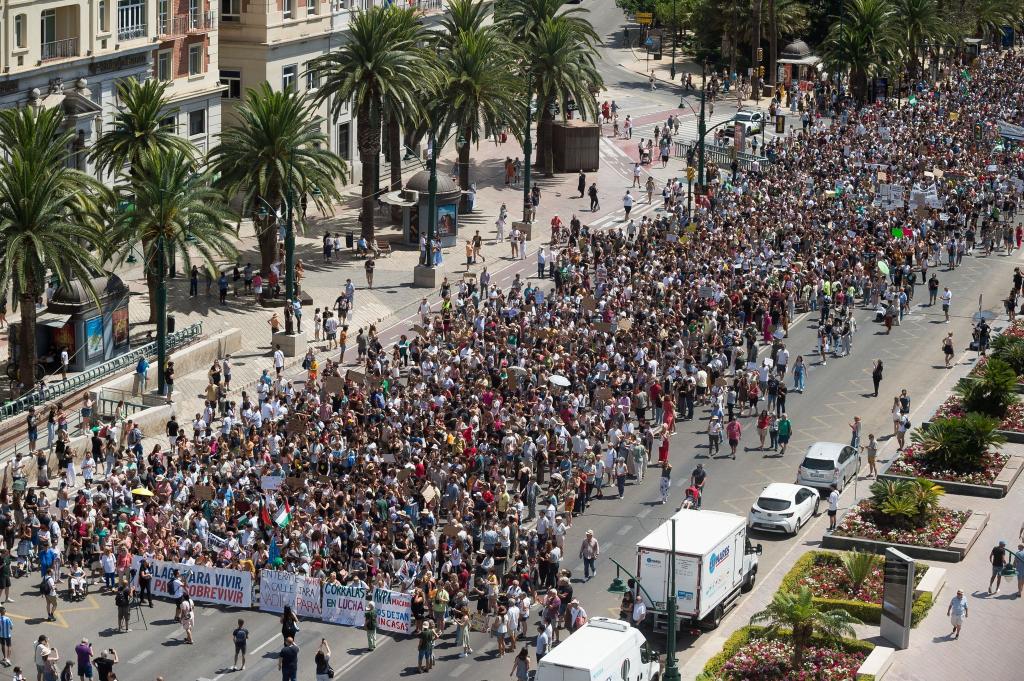 Tausende Menschen demonstrieren in Málaga gegen Massentourismus und hohe Mieten. - Foto: Jesus Merida/SOPA Images via ZUMA Press Wire/dpa