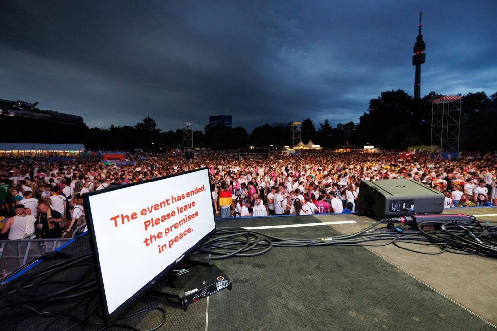 Beim Fanfest in Dortmund wurde die TV-Übertragung wegen des Unwetters beendet. - Foto: Friso Gentsch/dpa