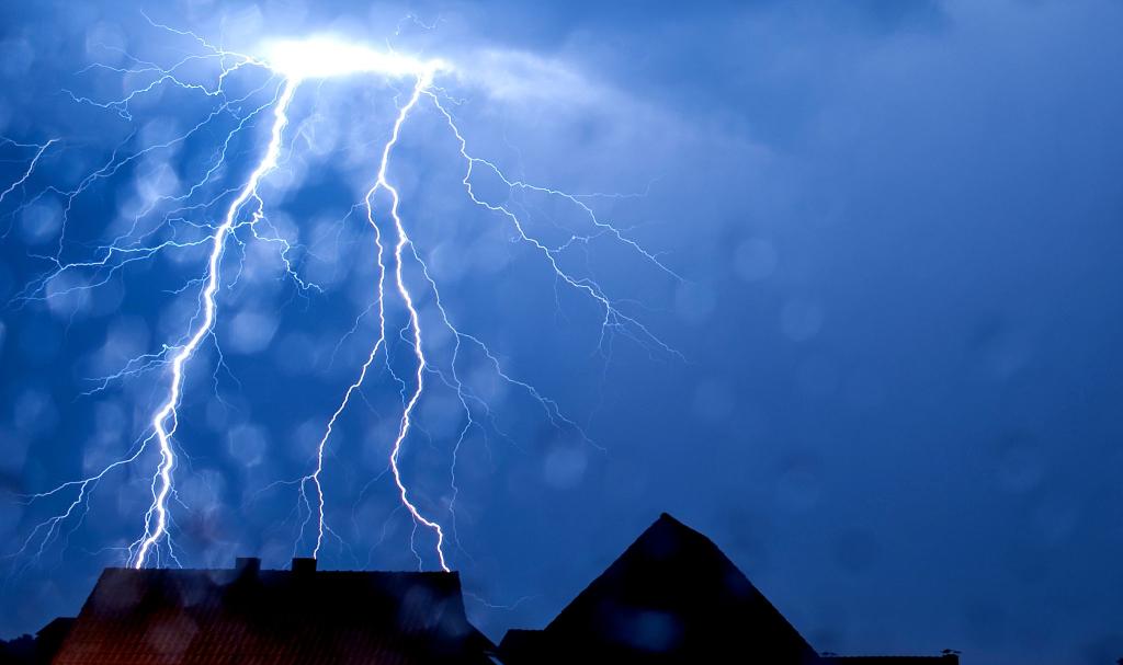 Ein Blitz schlägt ein in Nordrhein-Westfalen. - Foto: Thomas Rensinghoff/dpa