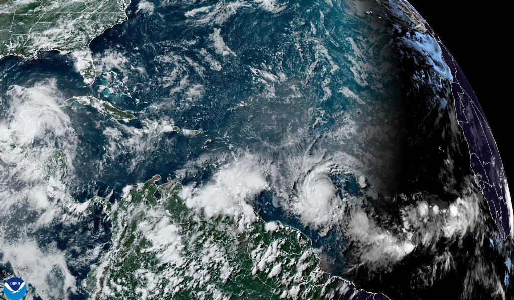 Das Satellitenbild der National Oceanic and Atmospheric Administration (NOAA) zeigt den Hurrikan «Beryl». - Foto: -/National Oceanic and Atmospheric Administration via AP/dpa