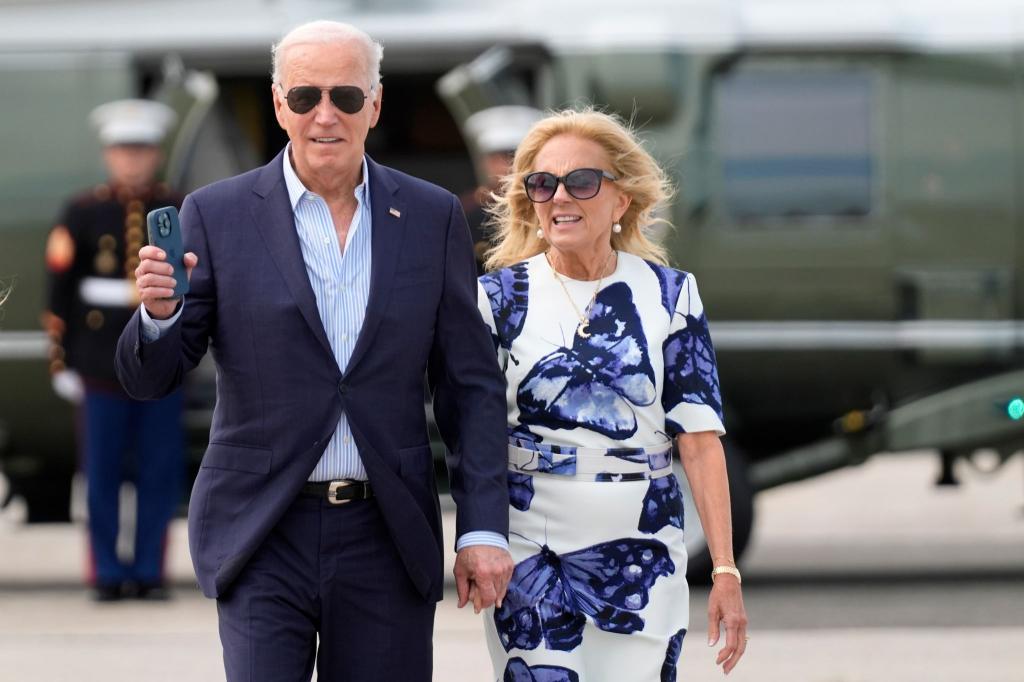 US-Präsident Joe Biden und First Lady Jill Biden kommen mit der Marine One am East Hampton Airport an. - Foto: Evan Vucci/AP/dpa