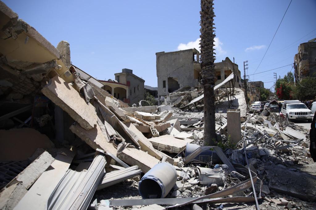 Gebäude wurden im Süden Libanons durch einen israelischen Luftangriff zerstört. - Foto: Taher Abu Hamdan/XinHua/dpa