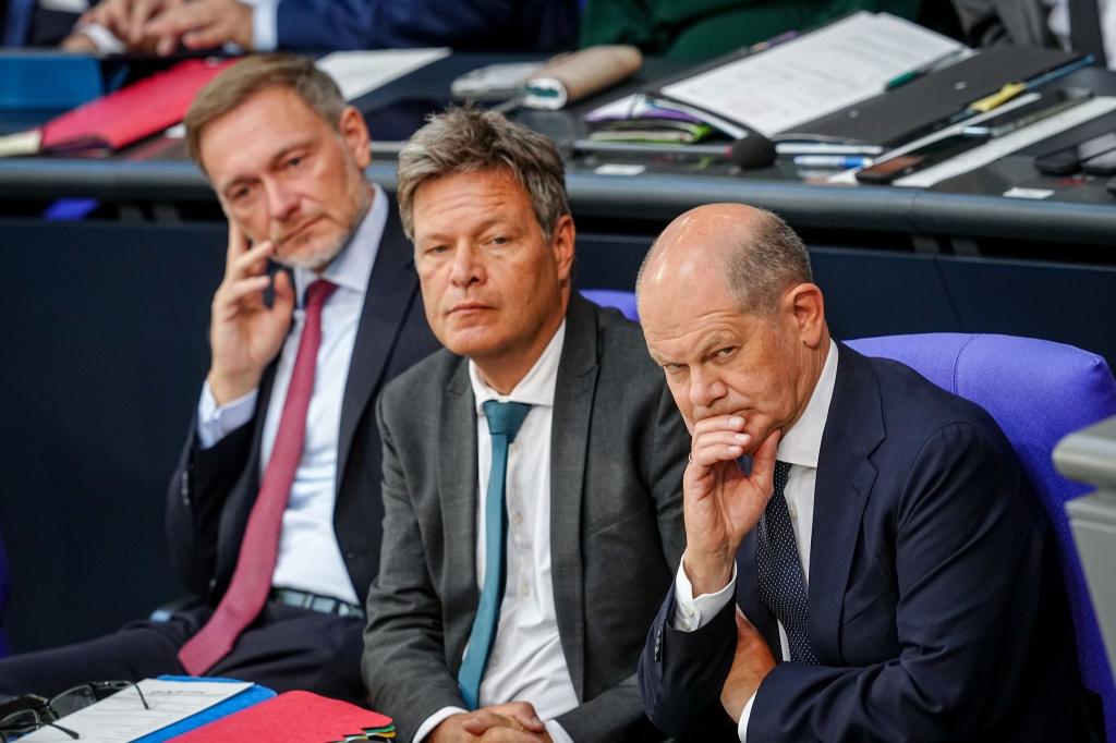 Finanzminister Lindner (l-r), Wirtschaftsminister Habeck und Bundeskanzler Scholz ringen um eine Einigung zum Bundeshaushalt 2025. - Foto: Kay Nietfeld/dpa