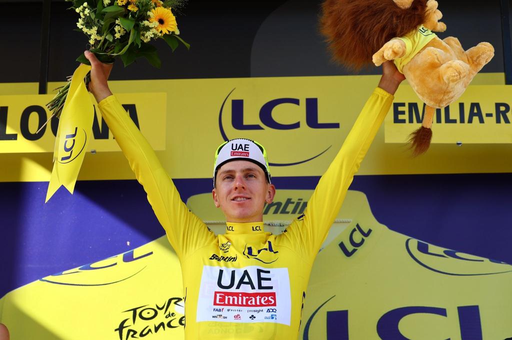 Tadej Pogacar hat bei der Tour de France das Gelbe Trikot übernommen. - Foto: David Pintens/Belga/dpa