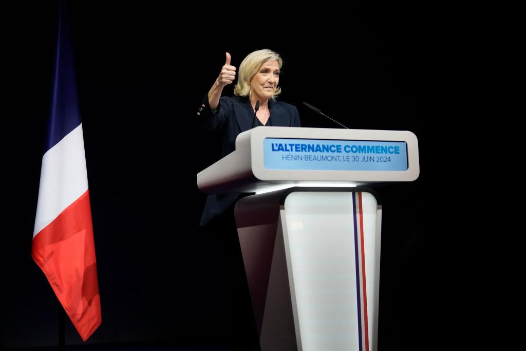 Daumen hoch: Die rechtsnationale französische Politikerin Marine Le zeigt sich nach der Veröffentlichung erster Hochrechnungen zufrieden. - Foto: Thibault Camus/AP/dpa