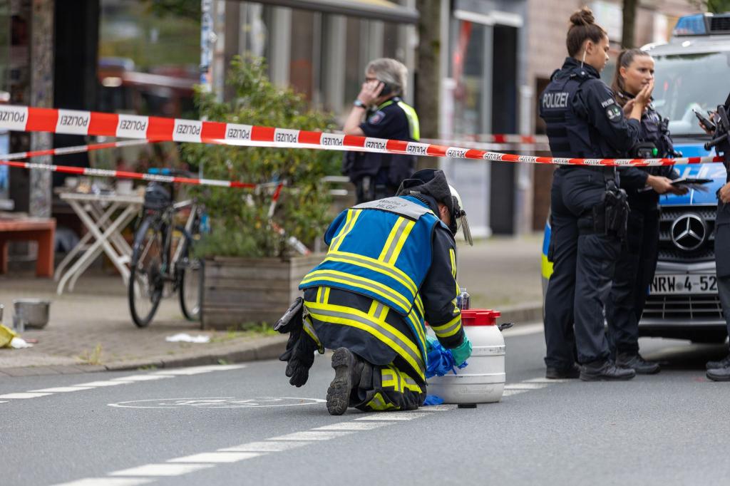 Polizeieinsatz vor dem Bochumer Café, in dem es zu dem Säureangriff kam. Der mutmaßliche Täter wurde kurz nach der Attacke in der Nähe festgenommen. - Foto: Justin Brosch/dpa
