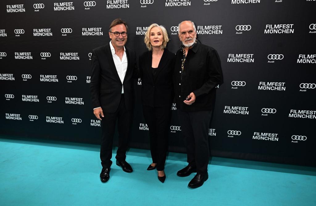 Jessica Lange posiert in München mit Thomas Linsmayer (l), dem Geschäftsführer des Deutschen Theaters, und Filmregisseur Michael Cristofer für die Fotografen. - Foto: Felix Hörhager/dpa