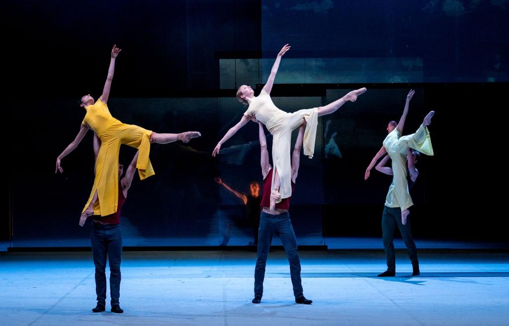 Balletttänzer Tänzerinnen und Tänzer führen in der Hamburger Staatsoper das Stück «Epilog» von John Neumeier auf. - Foto: Daniel Bockwoldt/dpa/Daniel Bockwoldt