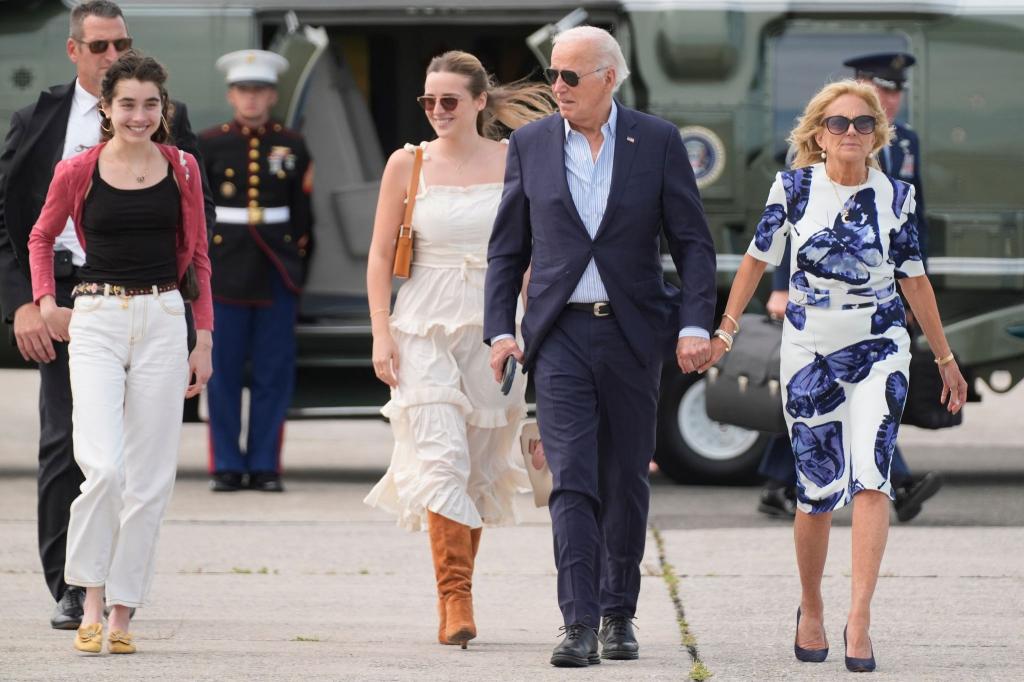 Familienreise nach Camp David: Von einem Verzicht auf die Präsidentschaftskandidatur wollen die Bidens nichts wissen. - Foto: Evan Vucci/AP/dpa