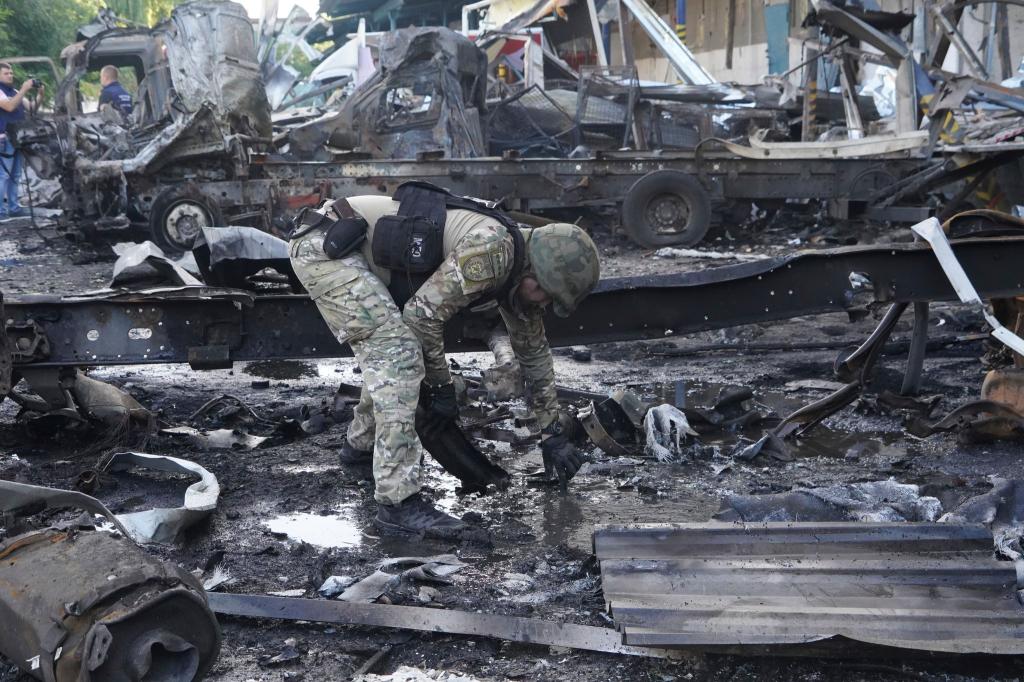 Russischer Angriff auf Charkiw: Ukrainischer Polizist sammelt Beweise. - Foto: Andrii Marienko/AP/dpa