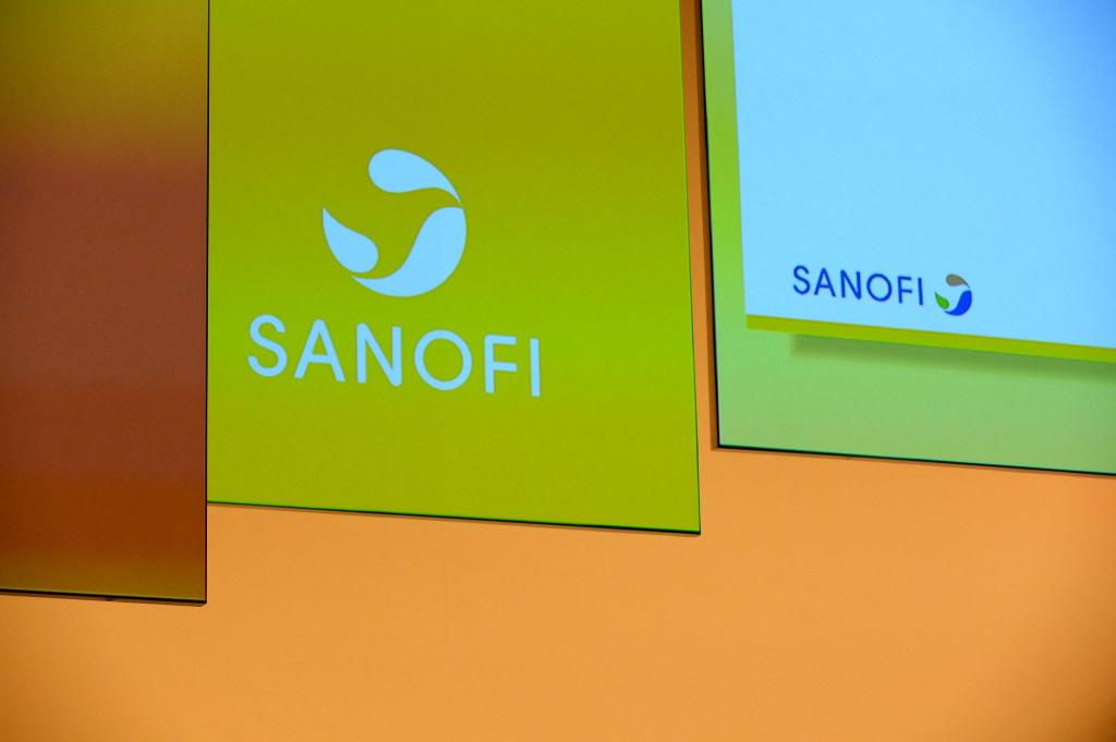 Das Logo des französischen Arzneimittelherstellers Sanofi. - Foto: Eric Piermont/AFP/dpa