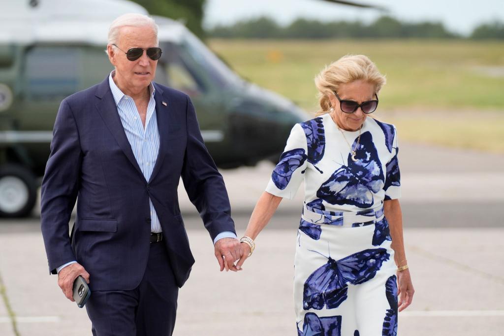 Joe Biden und seine Ehefrau Jill - die First Lady hat in den vergangenen Tagen demonstrativ ihre Unterstützung für den US-Präsidenten gezeigt. - Foto: Evan Vucci/AP/dpa