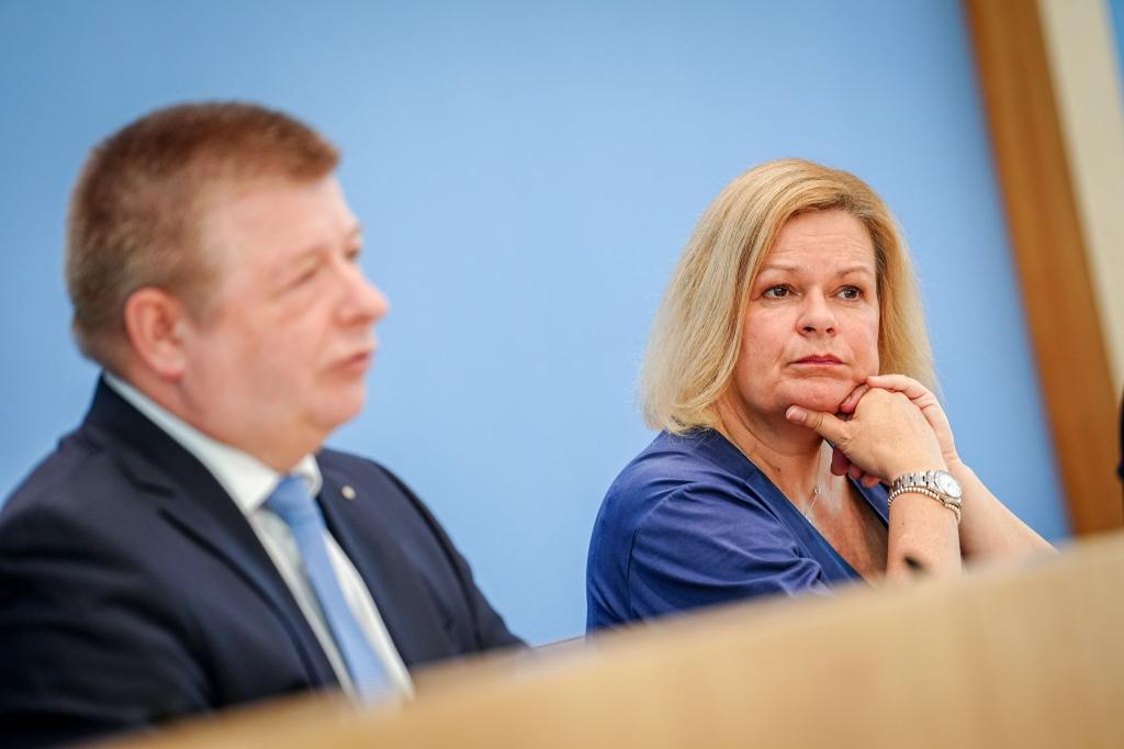 Bundesinnenministerin Faeser und Verfassungsschutz-Präsident Haldenwang - Foto: Kay Nietfeld/dpa