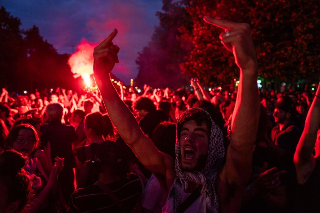 Ein wütender Demonstrant demonstriert in Paris. - Foto: Louise Delmotte/AP/dpa