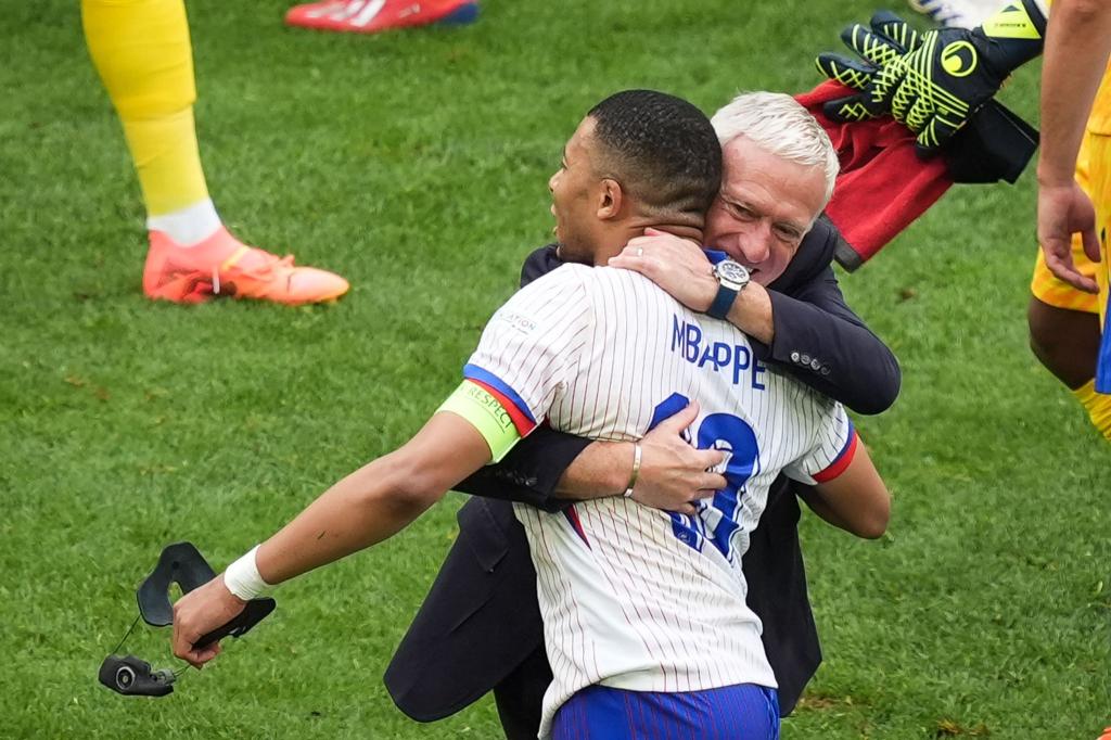 Französische Freude: Frankreichs Trainer Didier Deschamps (r) umarmt Kylian Mbappé nach dem Sieg. Frankreich hat Belgien mit 1:0 im Achtelfinale der Fußball-Europameisterschaft bezwungen. - Foto: Marcus Brandt/dpa