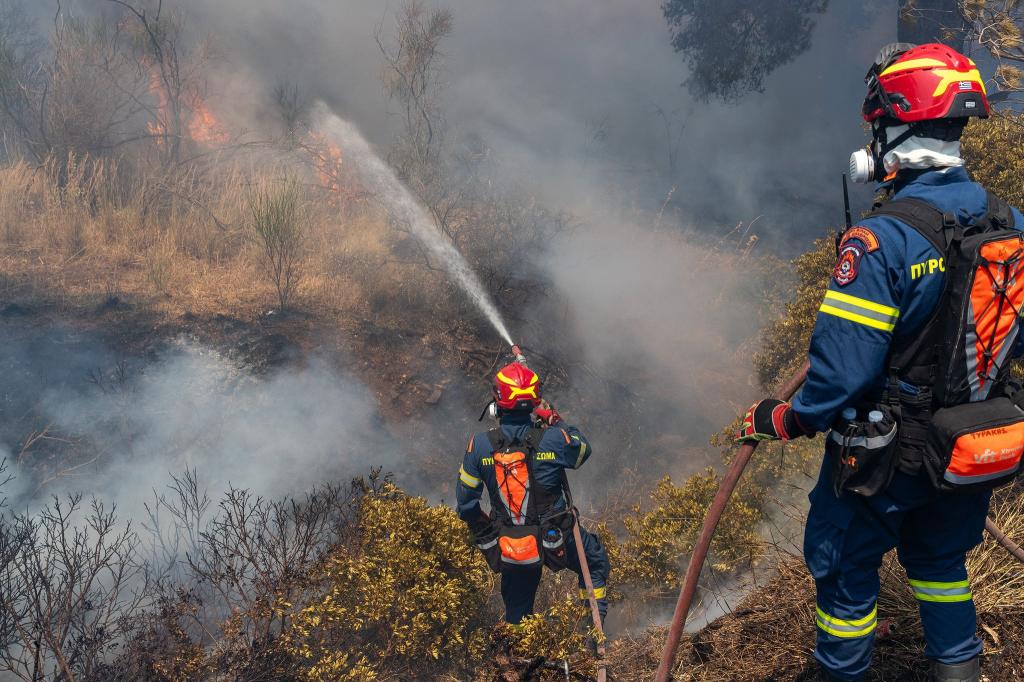 Kos, Chios, Kreta - vielerorts in Griechenland brennt es. - Foto: Marios Lolos/XinHua/dpa
