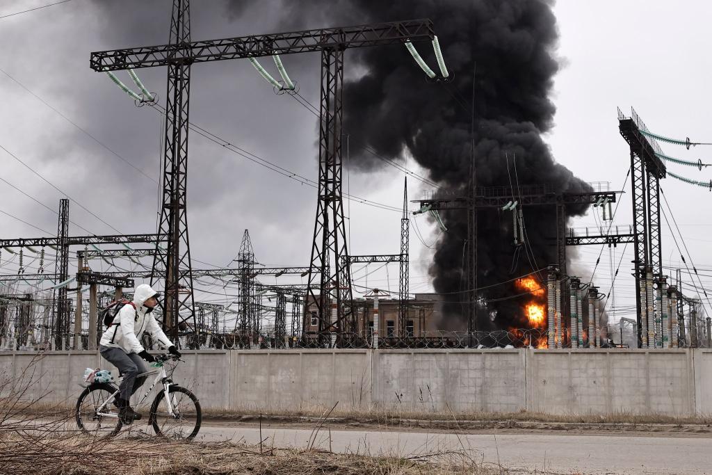 Ein Großteil der ukrainischen Energie-Infrastruktur fällt durch die russischen Angriffe mittlerweile aus - Foto: Yevhen Titov/AP/dpa