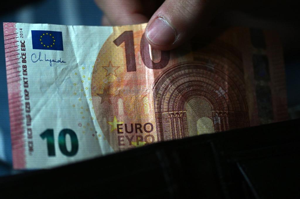 Laut einer Umfrage greifen die meisten Deutschen bei Rechnungen bis zu 20 Euro zum Bargeld. - Foto: Federico Gambarini/dpa