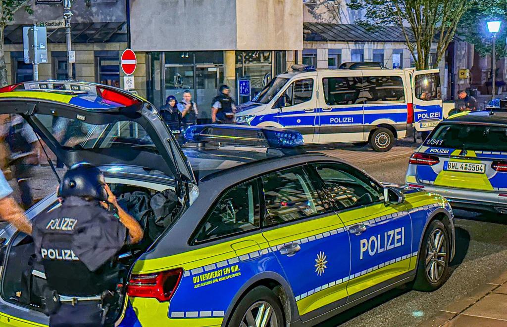 In Weingarten gibt es einen größeren Polizeieinsatz mit einem Hubschrauber, weil eine Frau wohl getötet worden ist. - Foto: Fabian Geier/EinsatzReport24/dpa