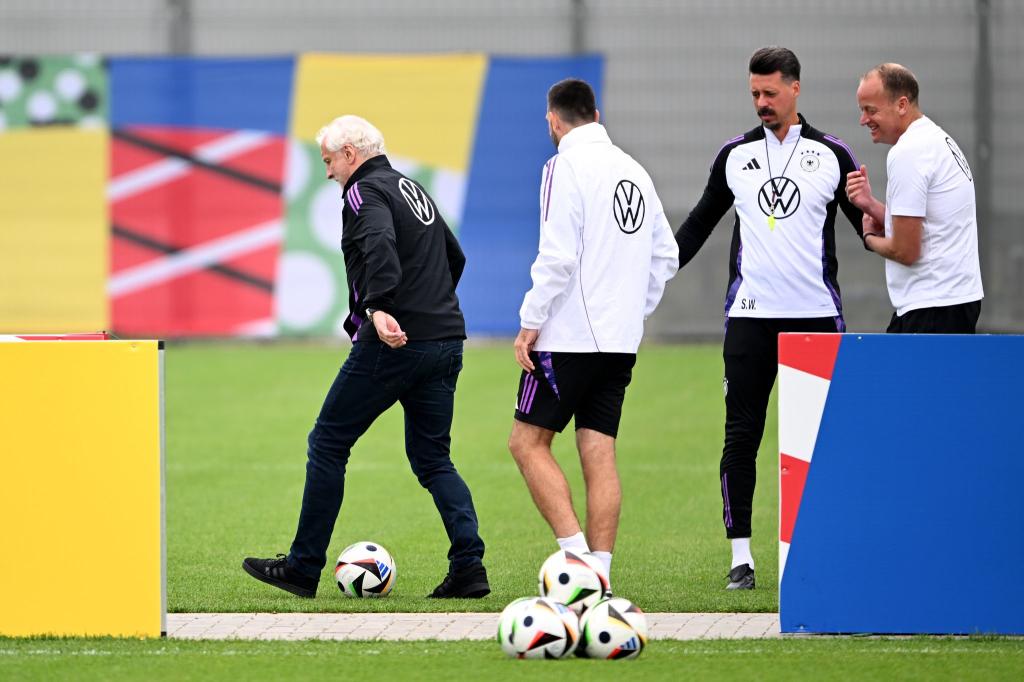 Auch DFB-Sportdirektor Rudi Völler (l) war beim Training der deutschen Nationalmannschaft anwesend. - Foto: Federico Gambarini/dpa