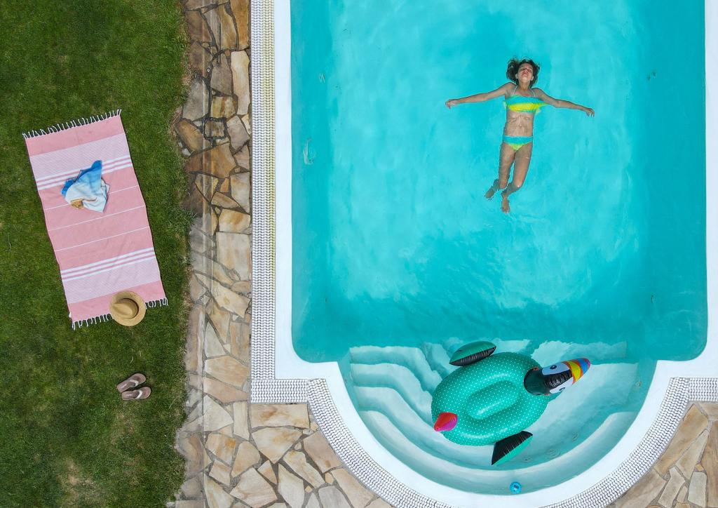 Luxus im eigenen Garten: Der Anteil der Häuser mit eigenem Pool ist in Immobilienanzeigen laut einer Studie gewachsen. - Foto: Patrick Pleul/dpa