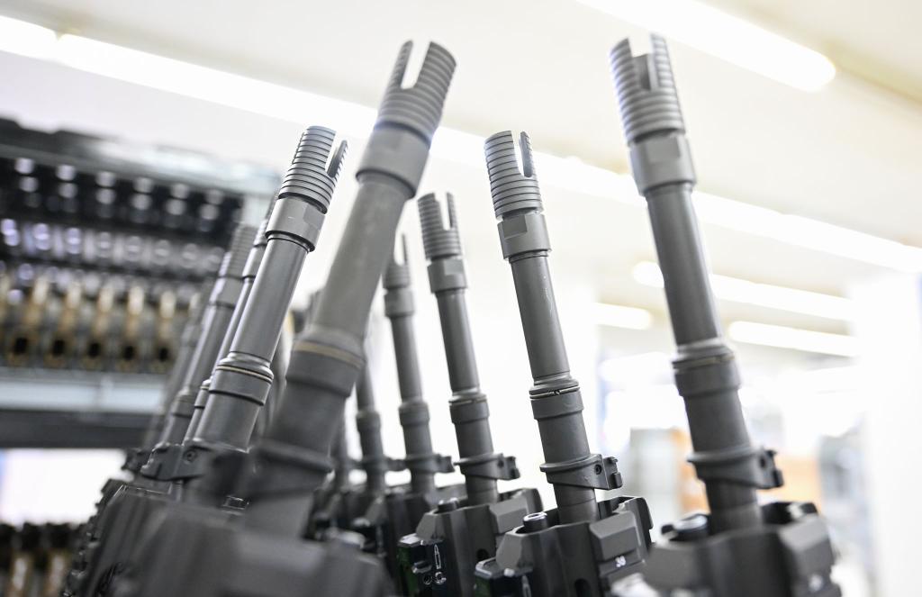 In einer Produktionshalle des Waffenherstellers Heckler & Koch in Oberndorf stehen fertige Sturmgewehre vom Typ HK416 aufgereiht. - Foto: Bernd Weißbrod/dpa