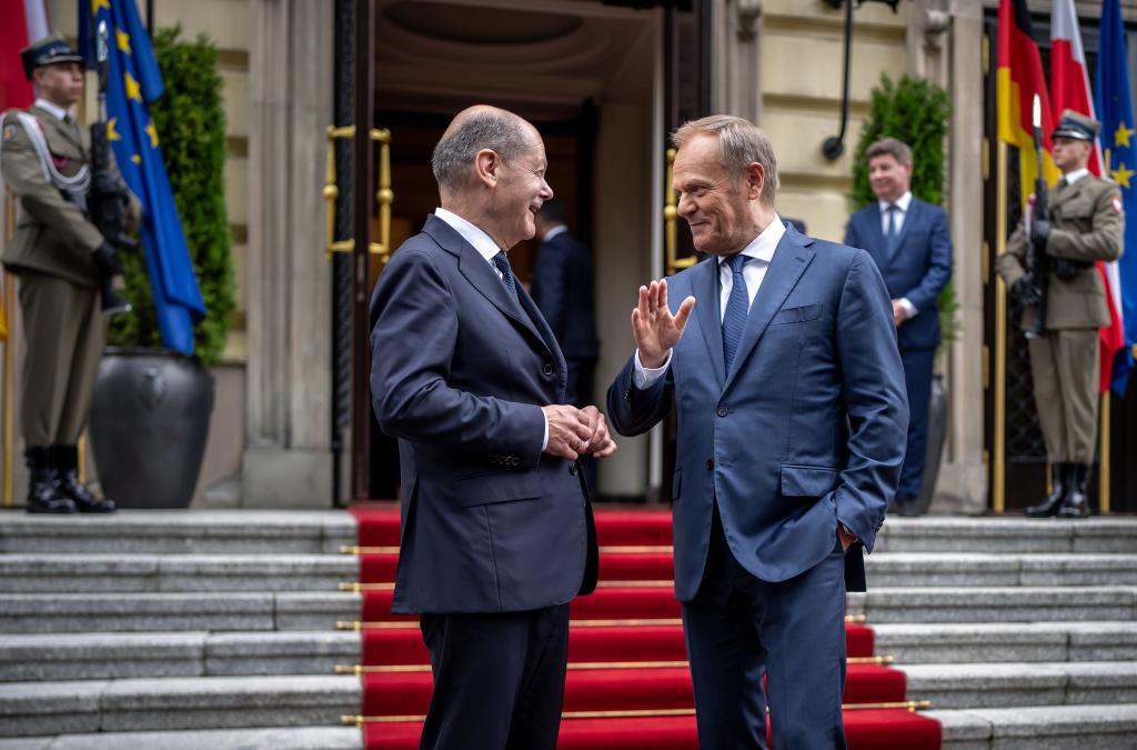 Olaf Scholz (l) und Donald Tusk treffen sich zu den ersten deutsch-polnischen Regierungskonsultationen seit 2018. - Foto: Michael Kappeler/dpa
