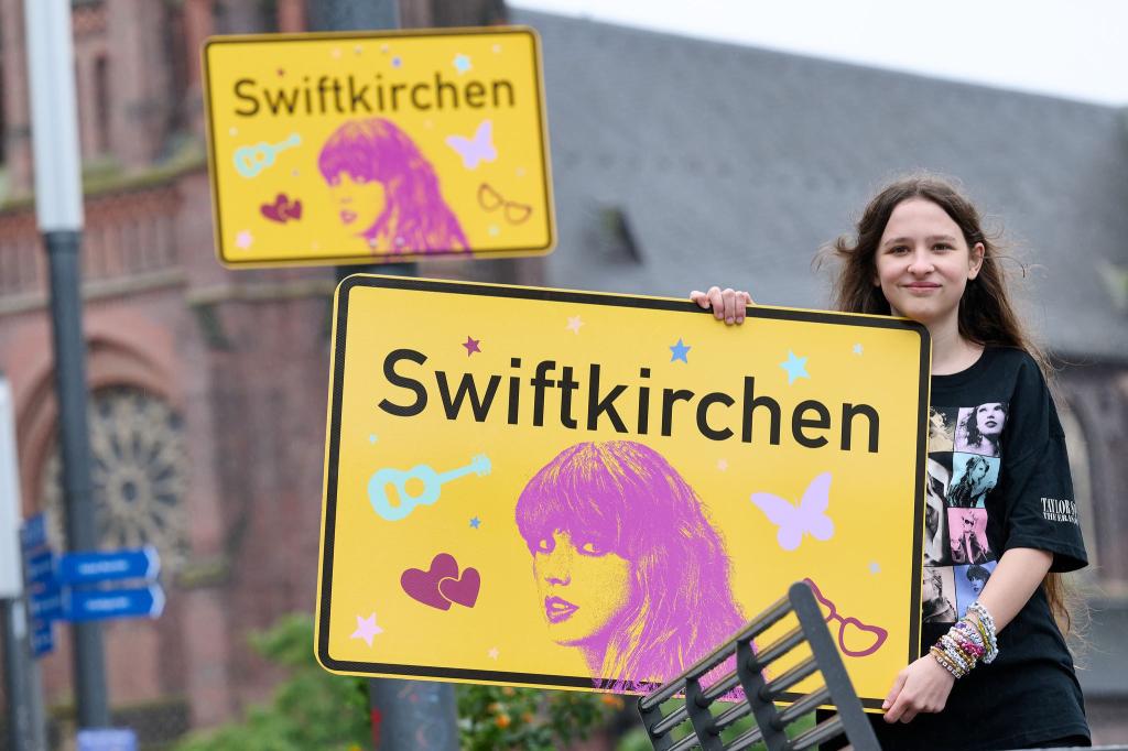 Die Stadt Gelsenkirchen wird im Juli Schauplatz für die «Eras Tour» von Superstar Taylor Swift - und gibt zu Ehren der Musikerin einen neuen Namen. Enthüllt wurde das «Swiftkirchen» von Swift-Fan Aleshanee Westhoff. - Foto: Bernd Thissen/dpa