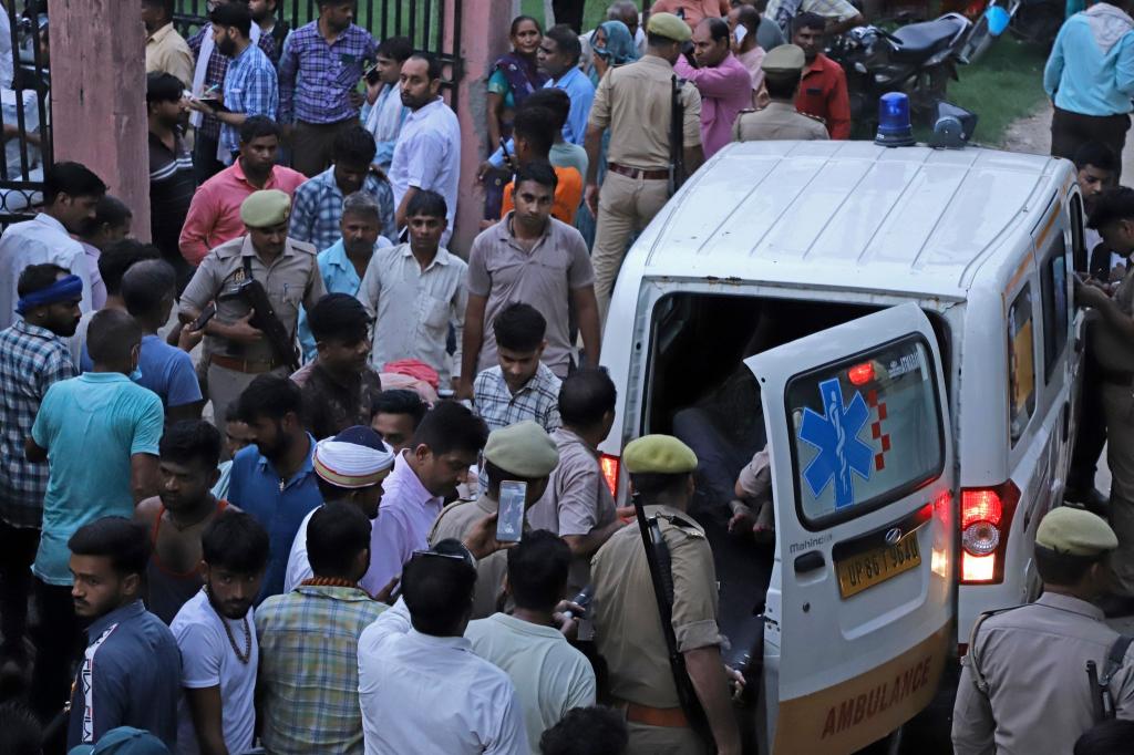 Bei einer Massenpanik in Indien sind mindestens 107 Menschen gestorben - vor allem Frauen und Kinder. - Foto: Manoj Aligadi/AP/dpa