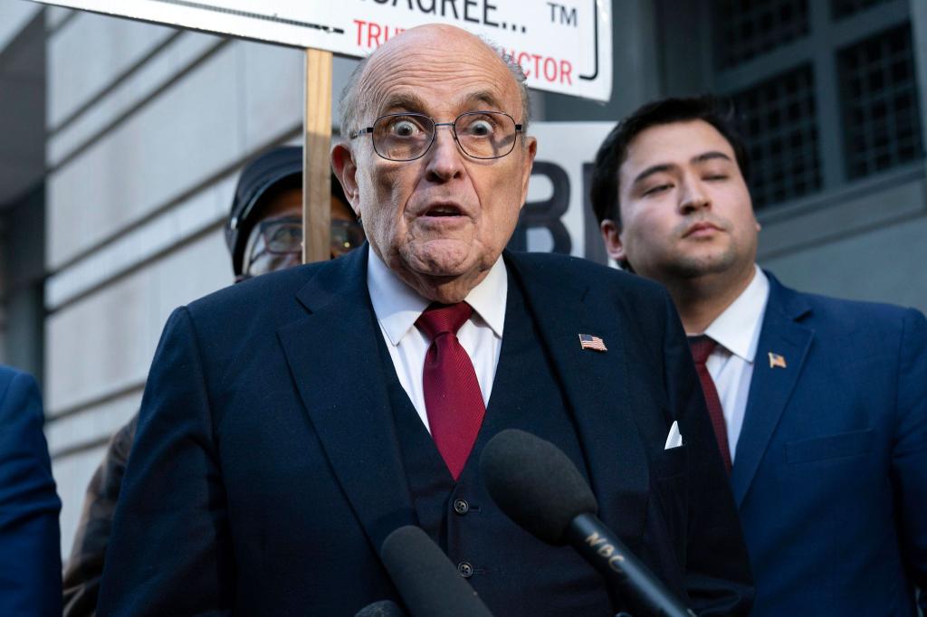 New Yorks Ex-Bürgermeister Giuliani ist für skurrile öffentliche Auftritte bekannt. - Foto: Jose Luis Magana/AP/dpa