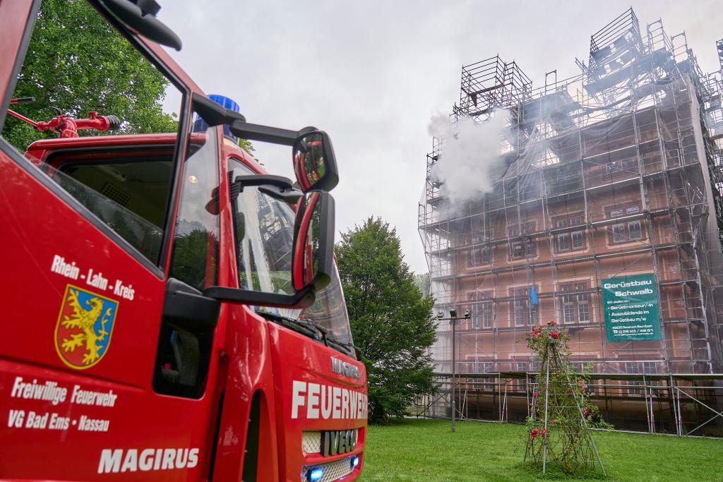 Seit dem frühen Morgen sind die Feuerwehrkräfte an dem historischen Gebäude im Einsatz. - Foto: Sascha Ditscher/dpa